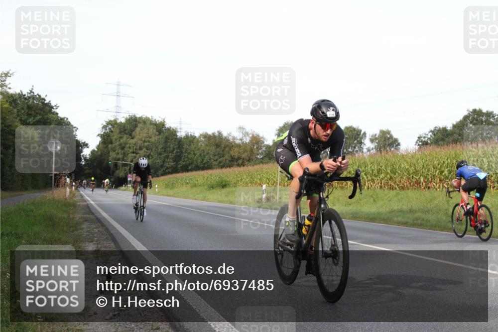 01.09.2024 - 17. Tribühne Triathlon H.Heesch http://msf.ph/oto/6937485 01.09.2024 15:49:42 Radfahren 821, 872, 875, 980, 1148, 1174, 1238 meine-sportfotos.de