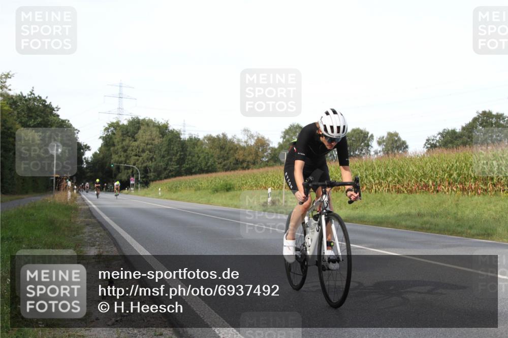 01.09.2024 - 17. Tribühne Triathlon H.Heesch http://msf.ph/oto/6937492 01.09.2024 15:49:43 Radfahren 821, 875, 980, 1148, 1174, 1238 meine-sportfotos.de