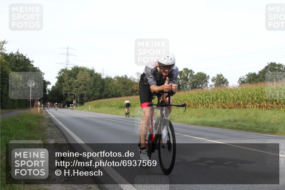 01.09.2024 - 17. Tribühne Triathlon H.Heesch http://msf.ph/oto/6937569 01.09.2024 15:50:15 Radfahren 941, 954, 1053, 1053, 1121, 1124, 1182 meine-sportfotos.de