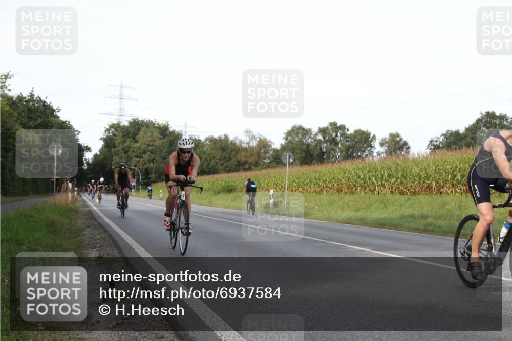 01.09.2024 - 17. Tribühne Triathlon H.Heesch http://msf.ph/oto/6937584 01.09.2024 15:50:24 Radfahren 817, 881, 954, 989, 1035, 1171 meine-sportfotos.de