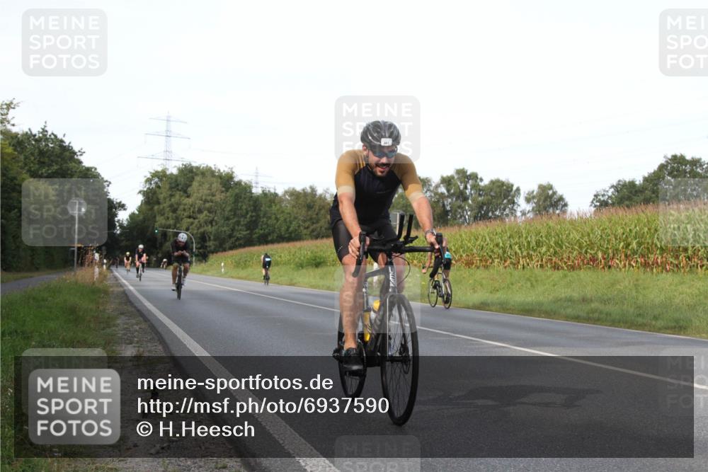 01.09.2024 - 17. Tribühne Triathlon H.Heesch http://msf.ph/oto/6937590 01.09.2024 15:50:26 Radfahren 817, 881, 989, 1035, 1171 meine-sportfotos.de