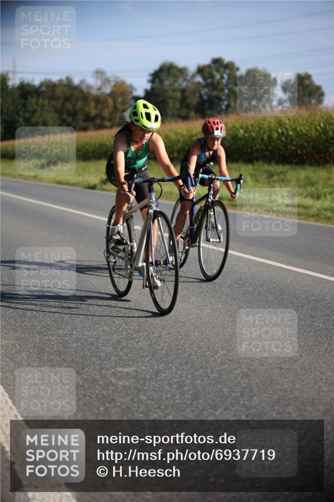 01.09.2024 - 17. Tribühne Triathlon H.Heesch http://msf.ph/oto/6937719 01.09.2024 09:40:52 Radfahren 75, 86, 100, 124, 128 meine-sportfotos.de