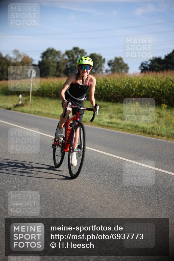 01.09.2024 - 17. Tribühne Triathlon H.Heesch http://msf.ph/oto/6937773 01.09.2024 09:41:03 Radfahren 70, 113, 121, 128 meine-sportfotos.de
