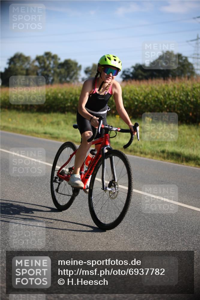 01.09.2024 - 17. Tribühne Triathlon H.Heesch http://msf.ph/oto/6937782 01.09.2024 09:41:04 Radfahren 70, 113, 121 meine-sportfotos.de