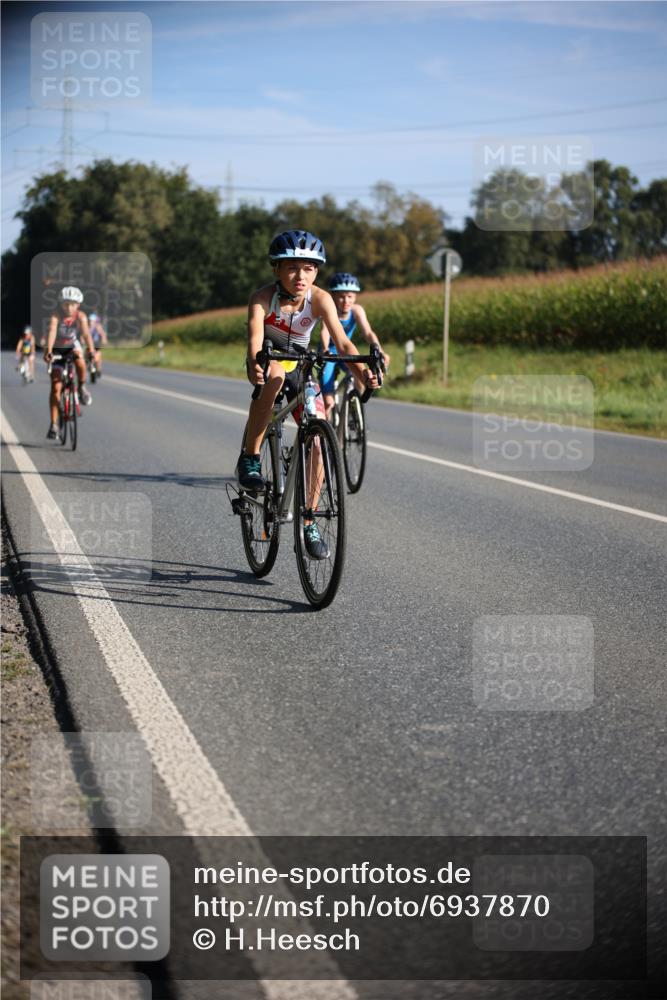 01.09.2024 - 17. Tribühne Triathlon H.Heesch http://msf.ph/oto/6937870 01.09.2024 09:41:30 Radfahren 63, 80, 81, 87, 110, 112, 123 meine-sportfotos.de