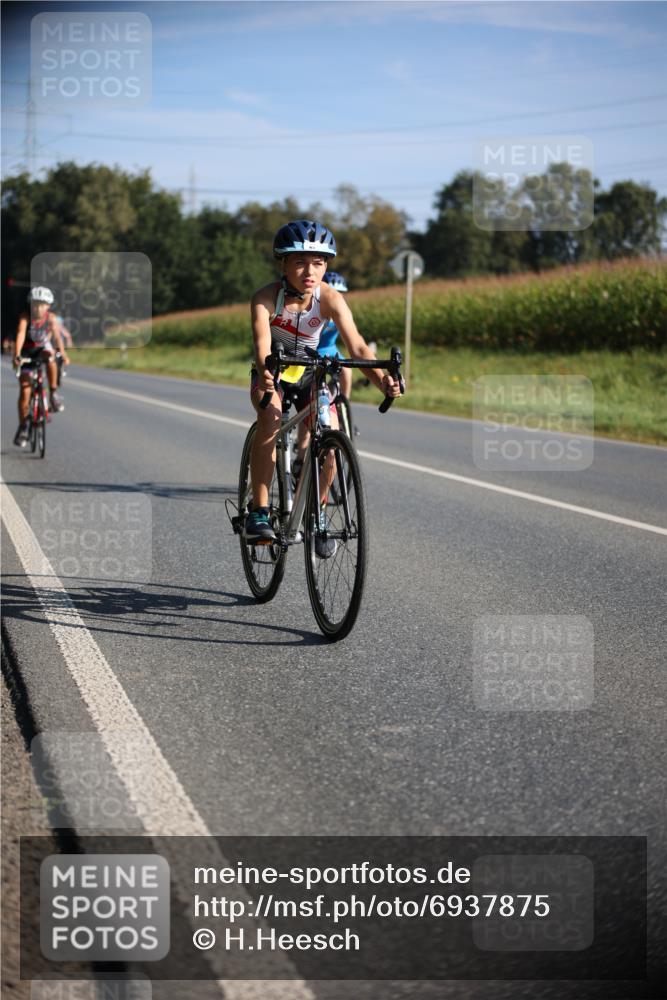 01.09.2024 - 17. Tribühne Triathlon H.Heesch http://msf.ph/oto/6937875 01.09.2024 09:41:30 Radfahren 63, 80, 81, 87, 110, 112, 123 meine-sportfotos.de