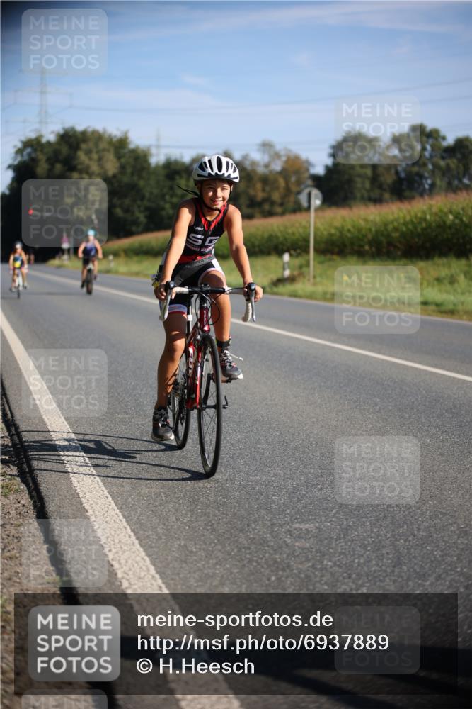 01.09.2024 - 17. Tribühne Triathlon H.Heesch http://msf.ph/oto/6937889 01.09.2024 09:41:31 Radfahren 63, 80, 81, 87, 110, 112, 123 meine-sportfotos.de