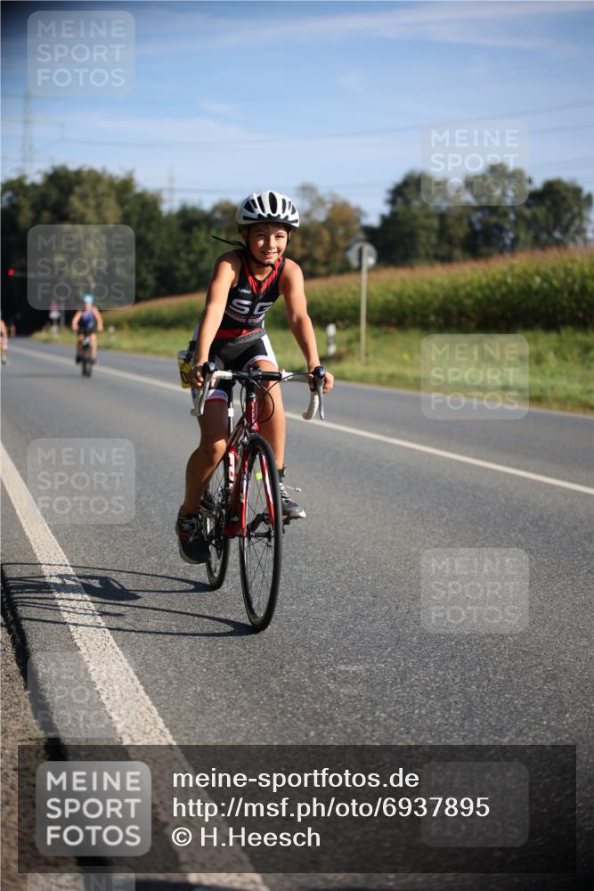 01.09.2024 - 17. Tribühne Triathlon H.Heesch http://msf.ph/oto/6937895 01.09.2024 09:41:31 Radfahren 63, 80, 81, 87, 110, 112, 123 meine-sportfotos.de