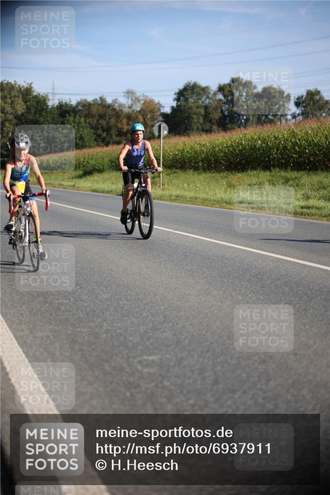 01.09.2024 - 17. Tribühne Triathlon H.Heesch http://msf.ph/oto/6937911 01.09.2024 09:41:34 Radfahren 80, 81, 87, 123, 125 meine-sportfotos.de