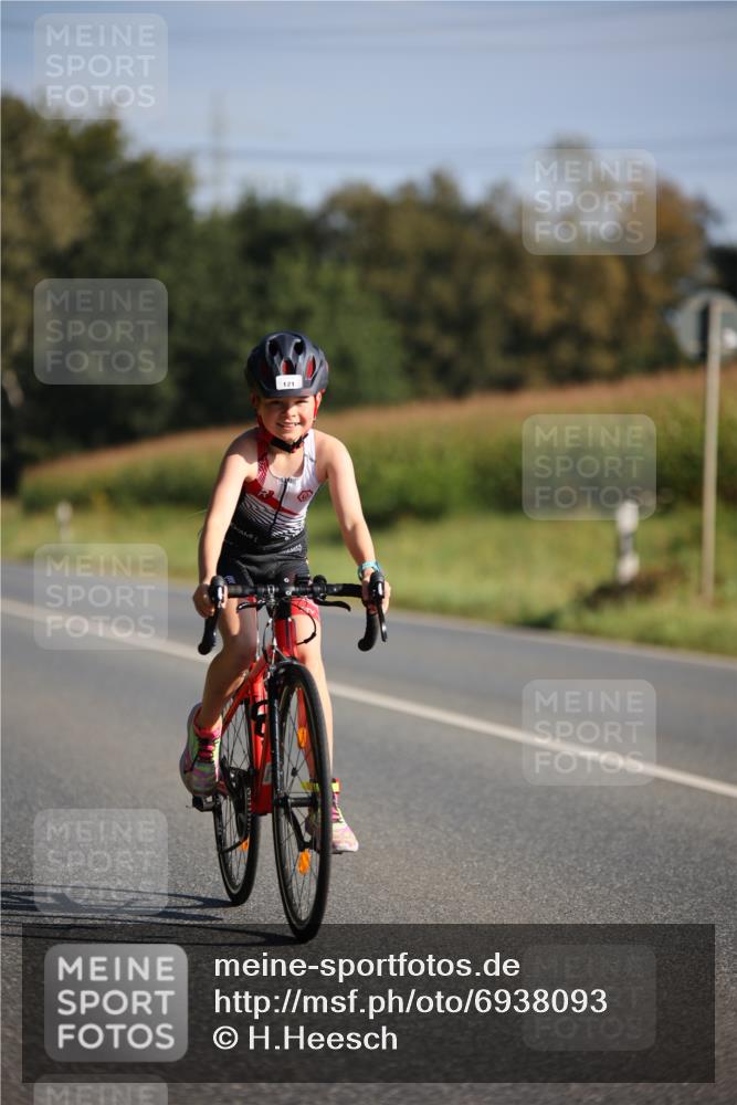 01.09.2024 - 17. Tribühne Triathlon H.Heesch http://msf.ph/oto/6938093 01.09.2024 09:42:56 Radfahren 74, 75, 121 meine-sportfotos.de