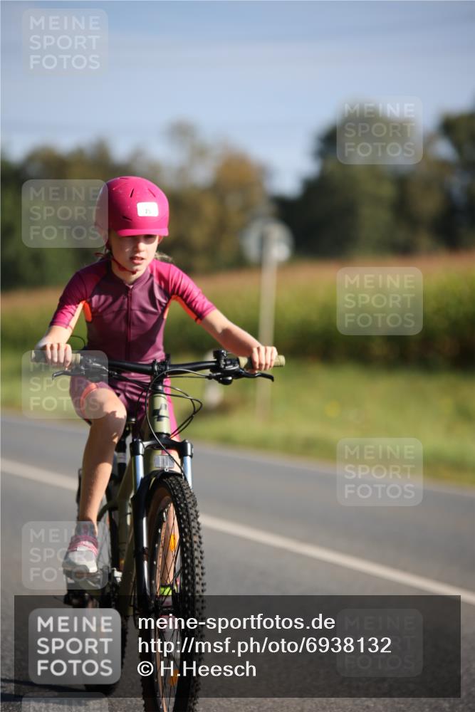 01.09.2024 - 17. Tribühne Triathlon H.Heesch http://msf.ph/oto/6938132 01.09.2024 09:42:58 Radfahren 74, 75, 121 meine-sportfotos.de