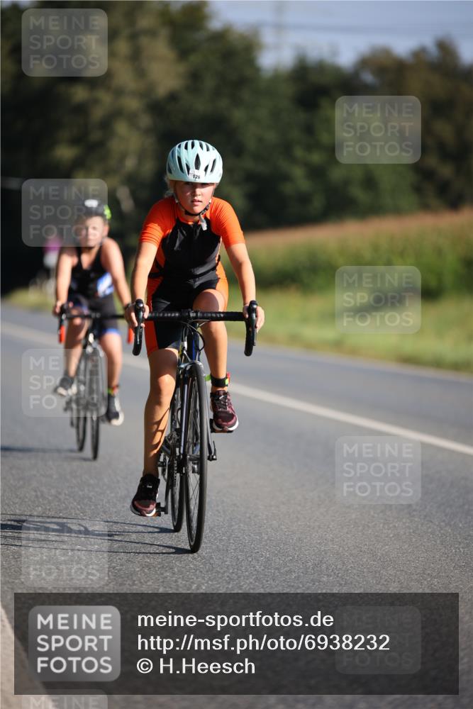 01.09.2024 - 17. Tribühne Triathlon H.Heesch http://msf.ph/oto/6938232 01.09.2024 09:44:07 Radfahren 122, 126 meine-sportfotos.de