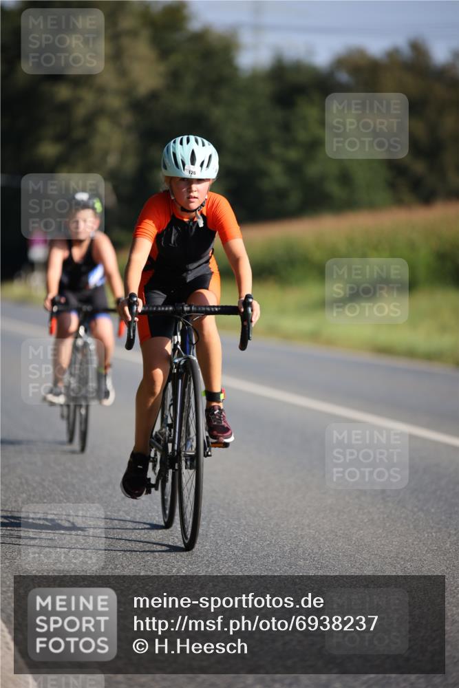 01.09.2024 - 17. Tribühne Triathlon H.Heesch http://msf.ph/oto/6938237 01.09.2024 09:44:07 Radfahren 122, 126 meine-sportfotos.de