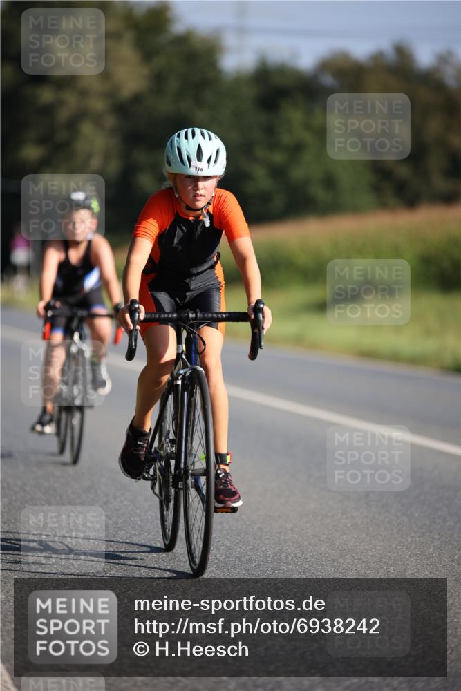 01.09.2024 - 17. Tribühne Triathlon H.Heesch http://msf.ph/oto/6938242 01.09.2024 09:44:07 Radfahren 122, 126 meine-sportfotos.de