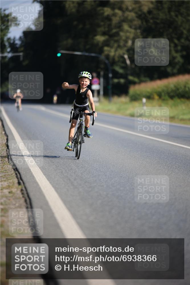 01.09.2024 - 17. Tribühne Triathlon H.Heesch http://msf.ph/oto/6938366 01.09.2024 09:45:23 Radfahren 69 meine-sportfotos.de