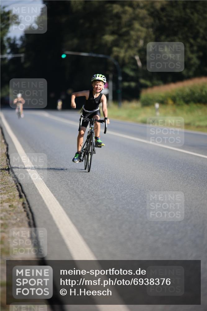 01.09.2024 - 17. Tribühne Triathlon H.Heesch http://msf.ph/oto/6938376 01.09.2024 09:45:23 Radfahren 69 meine-sportfotos.de