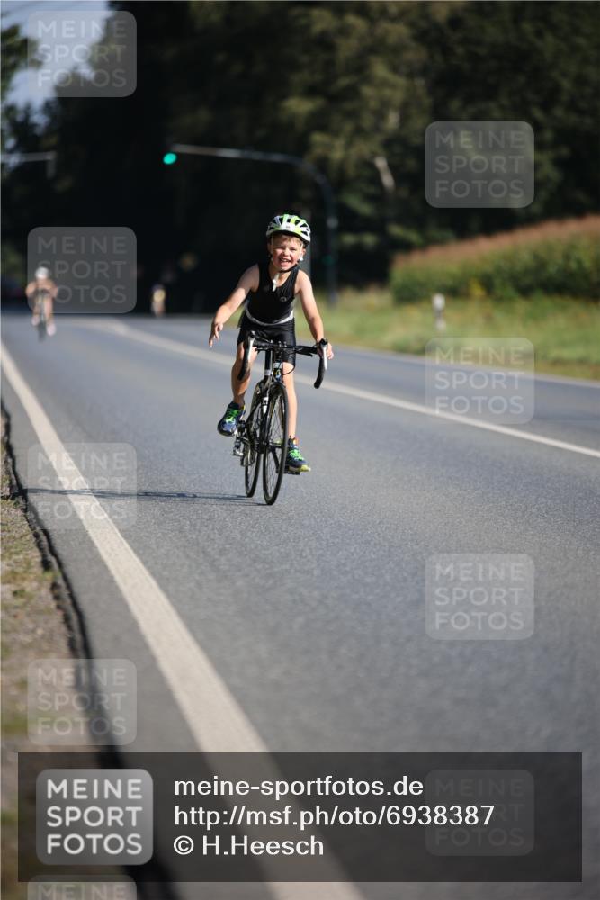 01.09.2024 - 17. Tribühne Triathlon H.Heesch http://msf.ph/oto/6938387 01.09.2024 09:45:23 Radfahren 69 meine-sportfotos.de