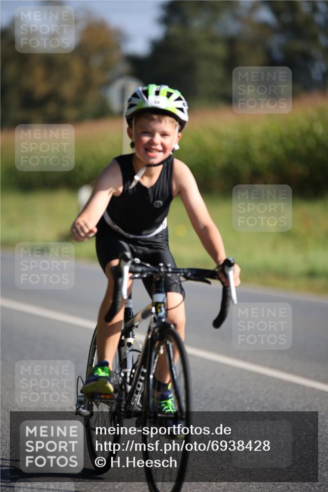 01.09.2024 - 17. Tribühne Triathlon H.Heesch http://msf.ph/oto/6938428 01.09.2024 09:45:25 Radfahren 69 meine-sportfotos.de