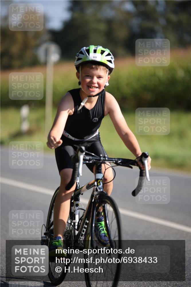01.09.2024 - 17. Tribühne Triathlon H.Heesch http://msf.ph/oto/6938433 01.09.2024 09:45:25 Radfahren 69 meine-sportfotos.de