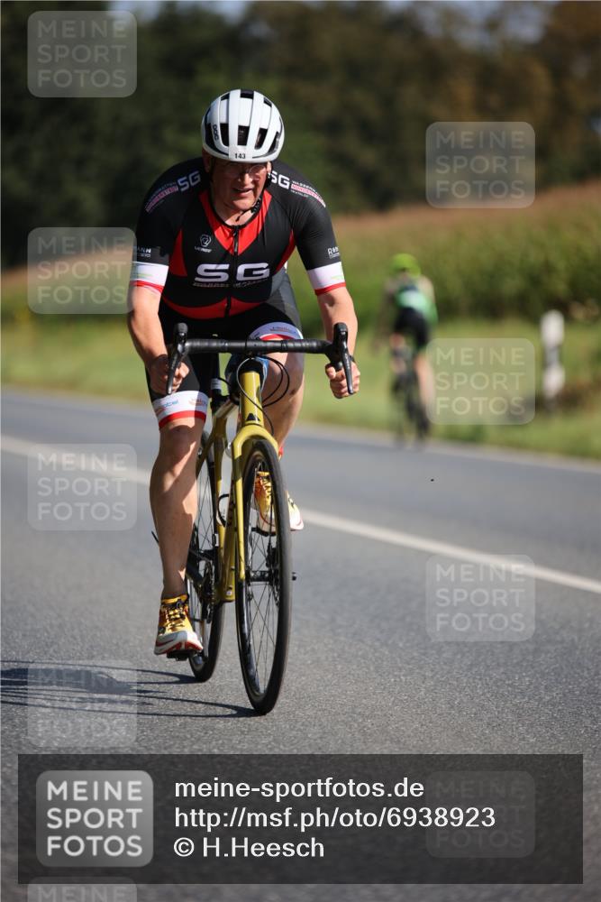 01.09.2024 - 17. Tribühne Triathlon H.Heesch http://msf.ph/oto/6938923 01.09.2024 10:28:28 Radfahren 143 meine-sportfotos.de