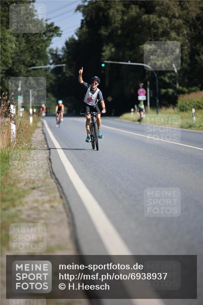 01.09.2024 - 17. Tribühne Triathlon H.Heesch http://msf.ph/oto/6938937 01.09.2024 10:28:36 Radfahren 153, 156, 256 meine-sportfotos.de