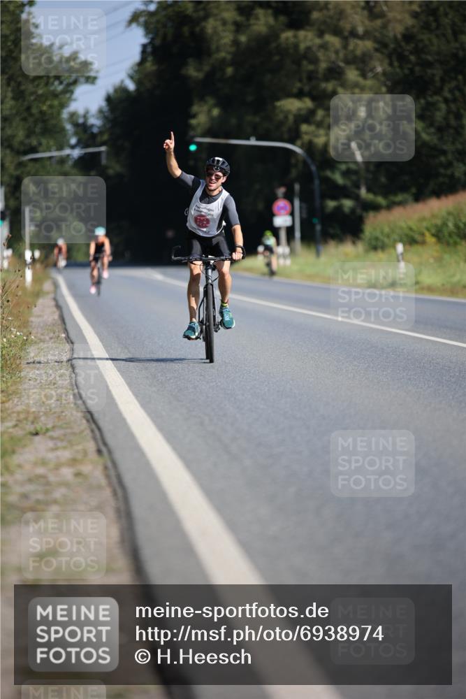 01.09.2024 - 17. Tribühne Triathlon H.Heesch http://msf.ph/oto/6938974 01.09.2024 10:28:37 Radfahren 153, 156, 256 meine-sportfotos.de