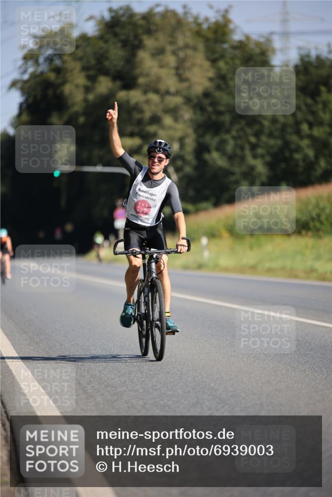 01.09.2024 - 17. Tribühne Triathlon H.Heesch http://msf.ph/oto/6939003 01.09.2024 10:28:38 Radfahren 153, 156, 256 meine-sportfotos.de