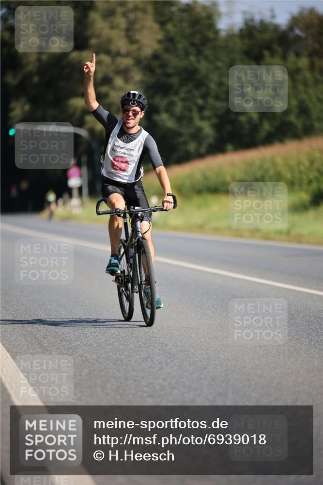 01.09.2024 - 17. Tribühne Triathlon H.Heesch http://msf.ph/oto/6939018 01.09.2024 10:28:38 Radfahren 153, 156, 256 meine-sportfotos.de