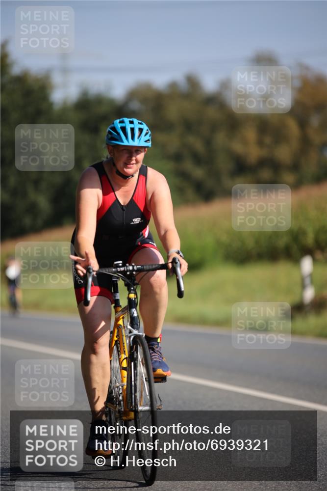01.09.2024 - 17. Tribühne Triathlon H.Heesch http://msf.ph/oto/6939321 01.09.2024 10:30:15 Radfahren 1074 meine-sportfotos.de