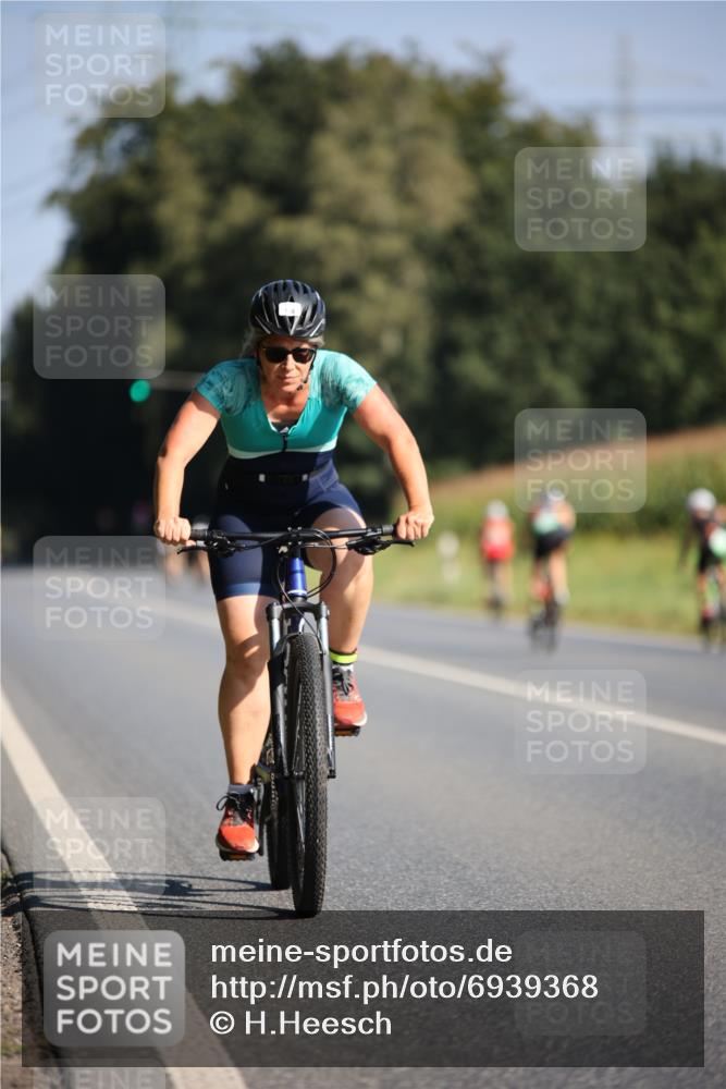 01.09.2024 - 17. Tribühne Triathlon H.Heesch http://msf.ph/oto/6939368 01.09.2024 10:30:52 Radfahren 150, 200, 267, 272, 293, 297, 1071 meine-sportfotos.de