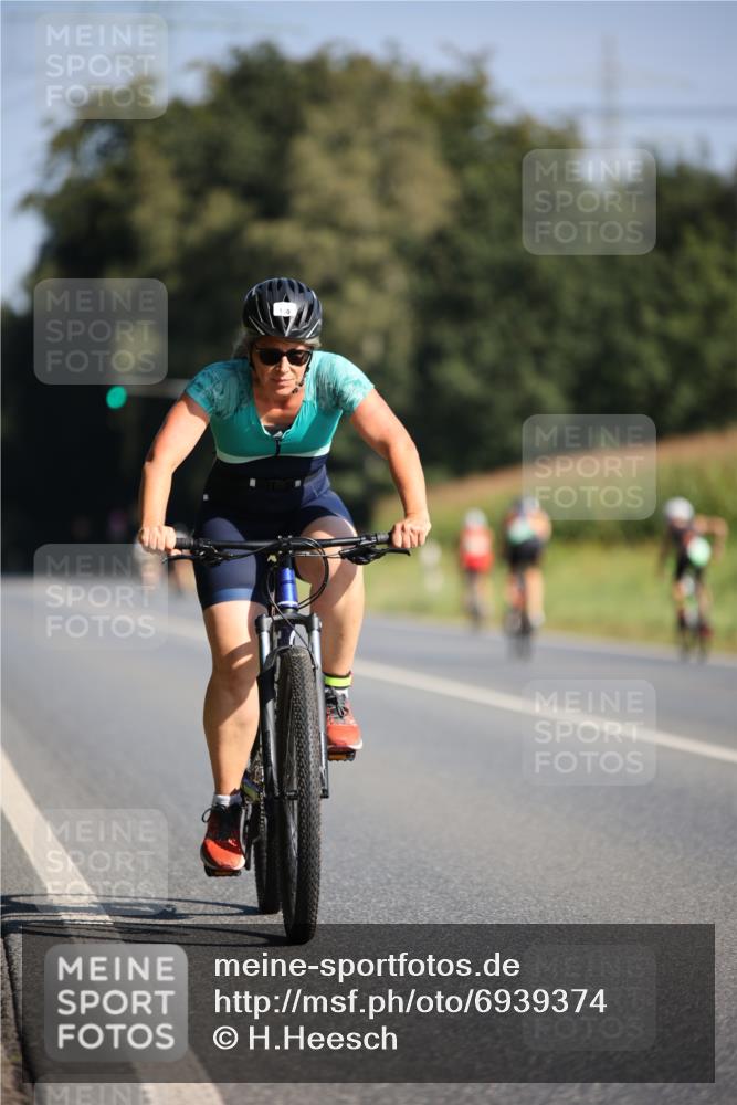 01.09.2024 - 17. Tribühne Triathlon H.Heesch http://msf.ph/oto/6939374 01.09.2024 10:30:52 Radfahren 150, 200, 267, 272, 293, 297, 1071 meine-sportfotos.de