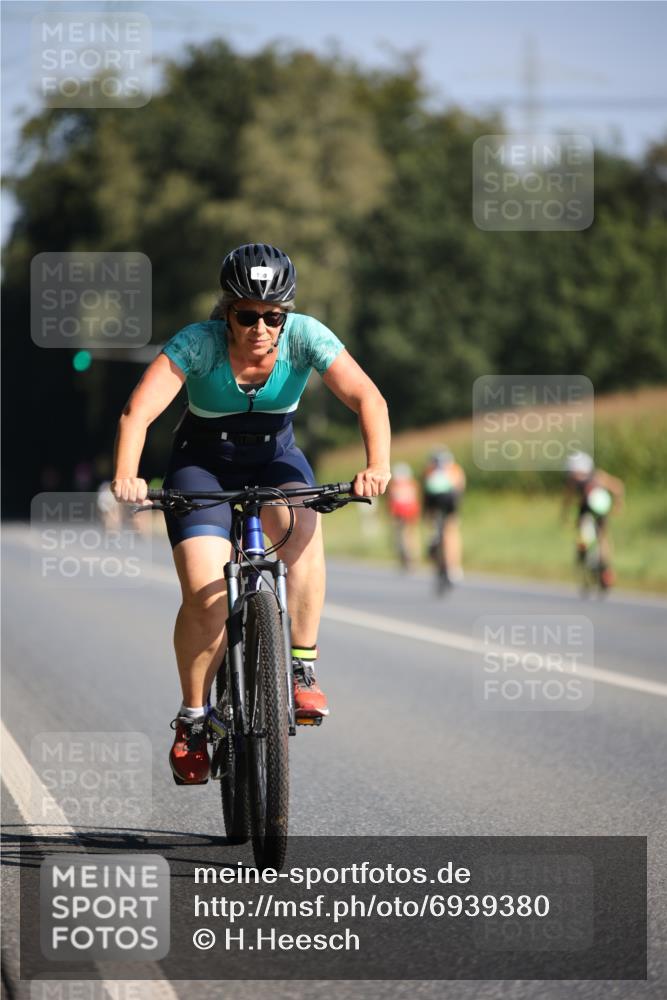 01.09.2024 - 17. Tribühne Triathlon H.Heesch http://msf.ph/oto/6939380 01.09.2024 10:30:52 Radfahren 150, 200, 267, 272, 293, 297, 1071 meine-sportfotos.de