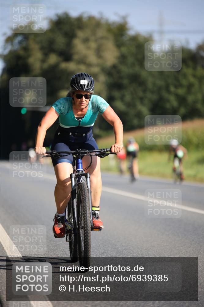 01.09.2024 - 17. Tribühne Triathlon H.Heesch http://msf.ph/oto/6939385 01.09.2024 10:30:52 Radfahren 150, 200, 267, 272, 293, 297, 1071 meine-sportfotos.de