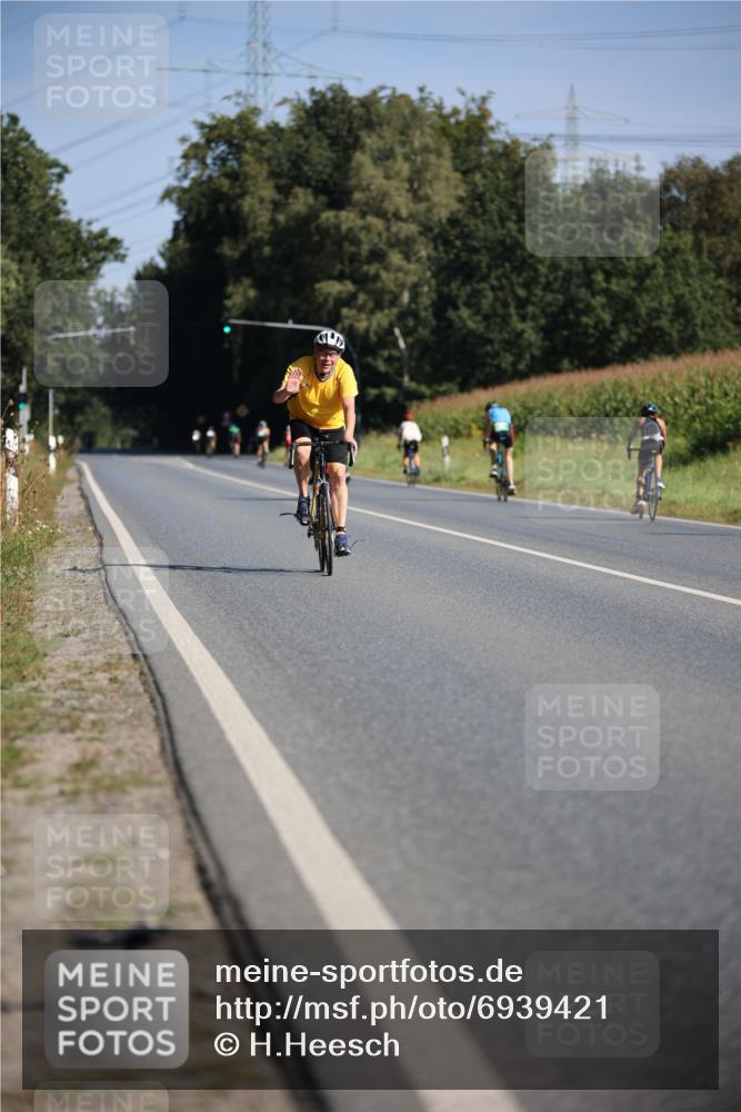 01.09.2024 - 17. Tribühne Triathlon H.Heesch http://msf.ph/oto/6939421 01.09.2024 10:30:59 Radfahren 213, 231, 272, 293, 297, 1071 meine-sportfotos.de