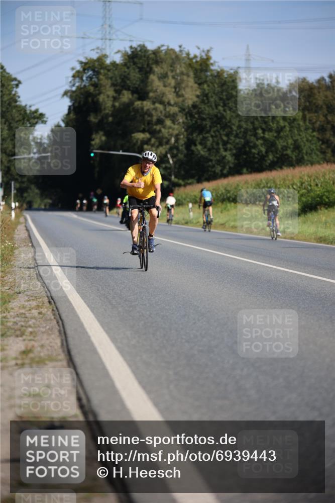 01.09.2024 - 17. Tribühne Triathlon H.Heesch http://msf.ph/oto/6939443 01.09.2024 10:30:59 Radfahren 213, 231, 272, 293, 297, 1071 meine-sportfotos.de