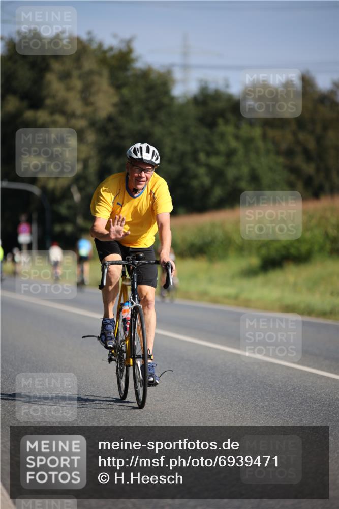 01.09.2024 - 17. Tribühne Triathlon H.Heesch http://msf.ph/oto/6939471 01.09.2024 10:31:00 Radfahren 213, 231, 272, 297, 1071 meine-sportfotos.de