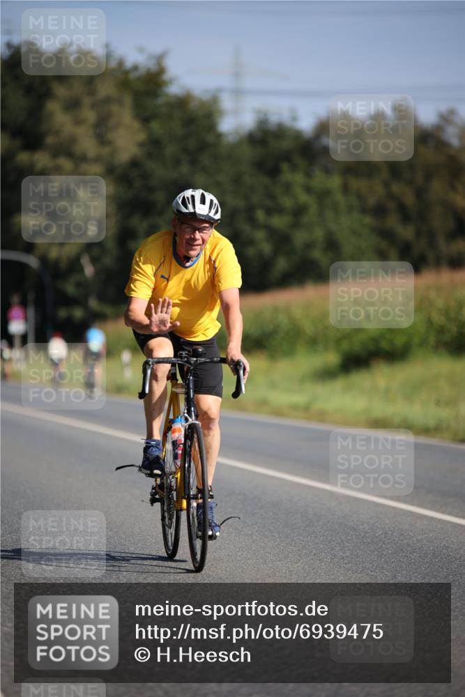 01.09.2024 - 17. Tribühne Triathlon H.Heesch http://msf.ph/oto/6939475 01.09.2024 10:31:00 Radfahren 213, 231, 272, 297, 1071 meine-sportfotos.de