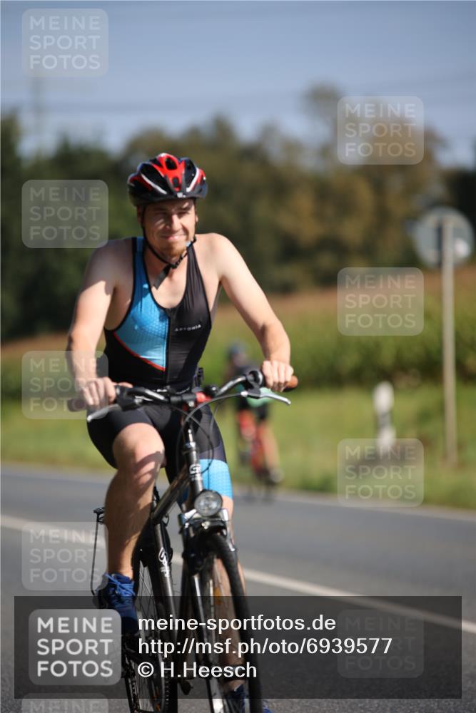 01.09.2024 - 17. Tribühne Triathlon H.Heesch http://msf.ph/oto/6939577 01.09.2024 10:31:45 Radfahren 187, 232, 242, 259, 303, 304, 1062 meine-sportfotos.de