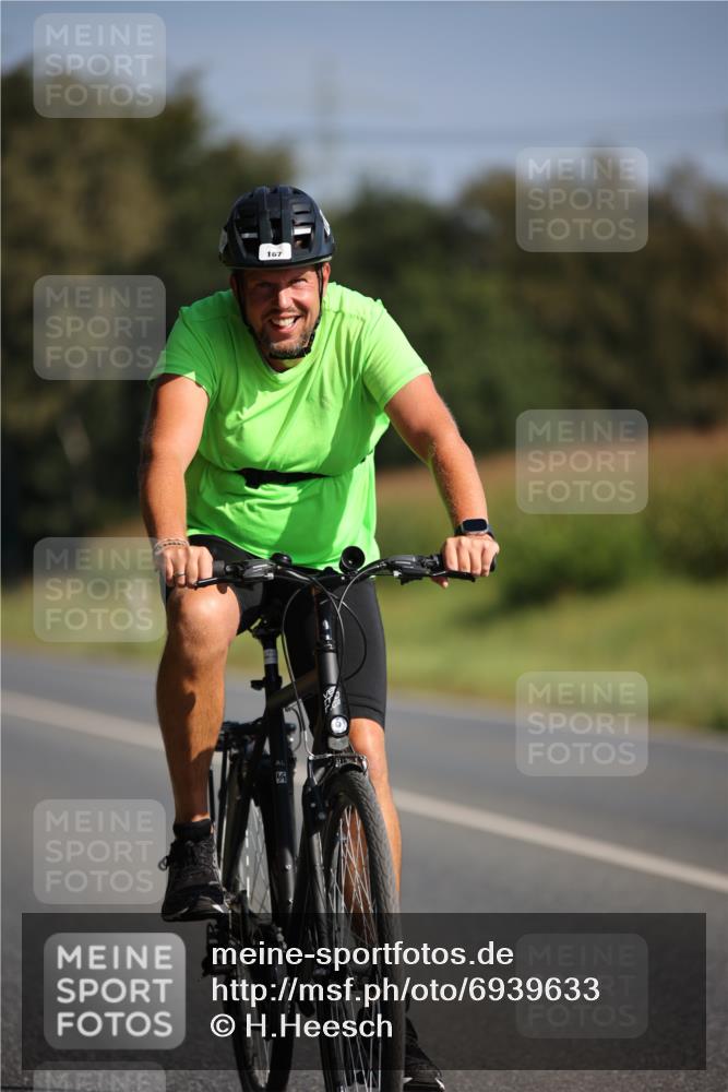 01.09.2024 - 17. Tribühne Triathlon H.Heesch http://msf.ph/oto/6939633 01.09.2024 10:32:14 Radfahren 140, 167, 211, 221, 228 meine-sportfotos.de