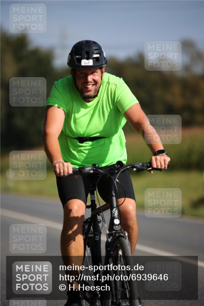 01.09.2024 - 17. Tribühne Triathlon H.Heesch http://msf.ph/oto/6939646 01.09.2024 10:32:14 Radfahren 140, 167, 211, 221, 228 meine-sportfotos.de
