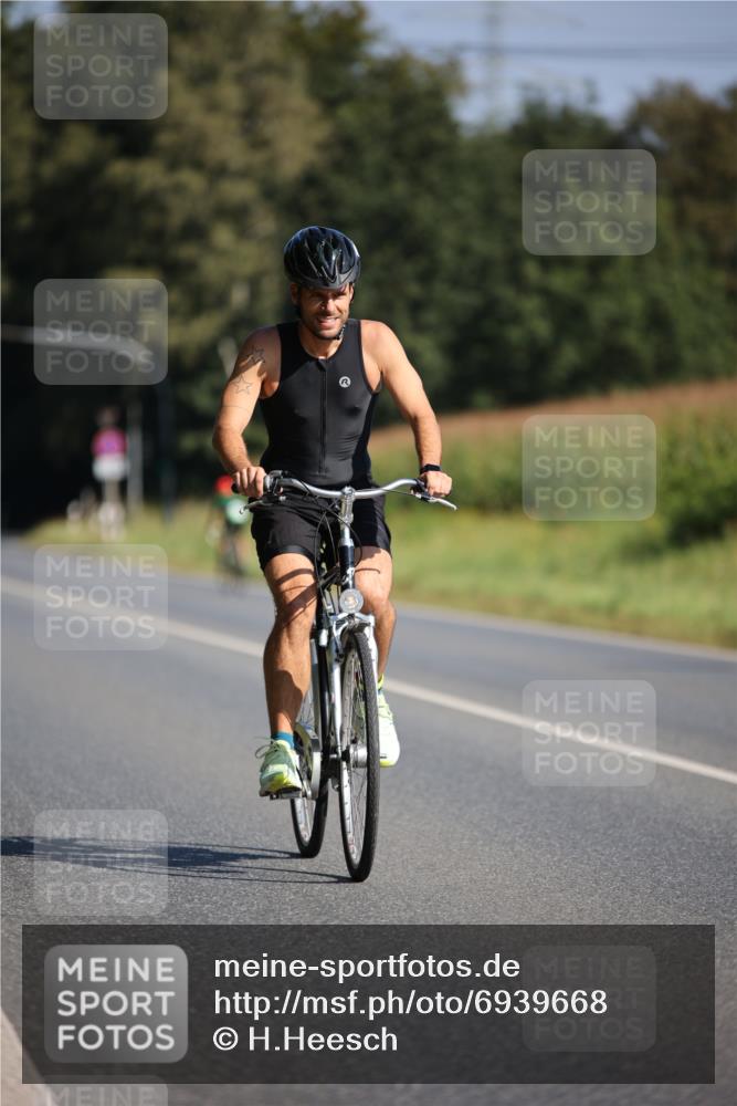01.09.2024 - 17. Tribühne Triathlon H.Heesch http://msf.ph/oto/6939668 01.09.2024 10:32:23 Radfahren 140, 175, 211 meine-sportfotos.de