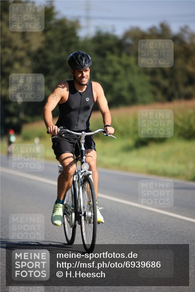 01.09.2024 - 17. Tribühne Triathlon H.Heesch http://msf.ph/oto/6939686 01.09.2024 10:32:24 Radfahren 140, 175, 211 meine-sportfotos.de