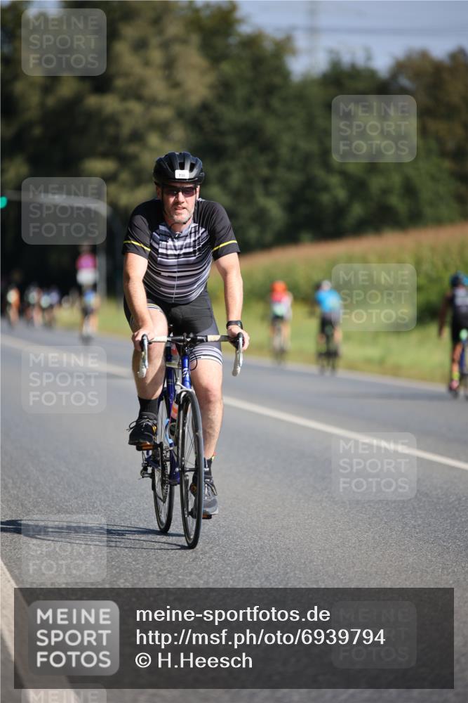 01.09.2024 - 17. Tribühne Triathlon H.Heesch http://msf.ph/oto/6939794 01.09.2024 10:33:43 Radfahren 108, 189, 195, 197, 212, 226, 305, 730 meine-sportfotos.de