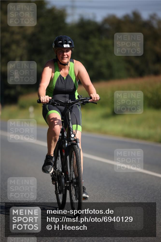 01.09.2024 - 17. Tribühne Triathlon H.Heesch http://msf.ph/oto/6940129 01.09.2024 10:35:07 Radfahren 168, 169 meine-sportfotos.de