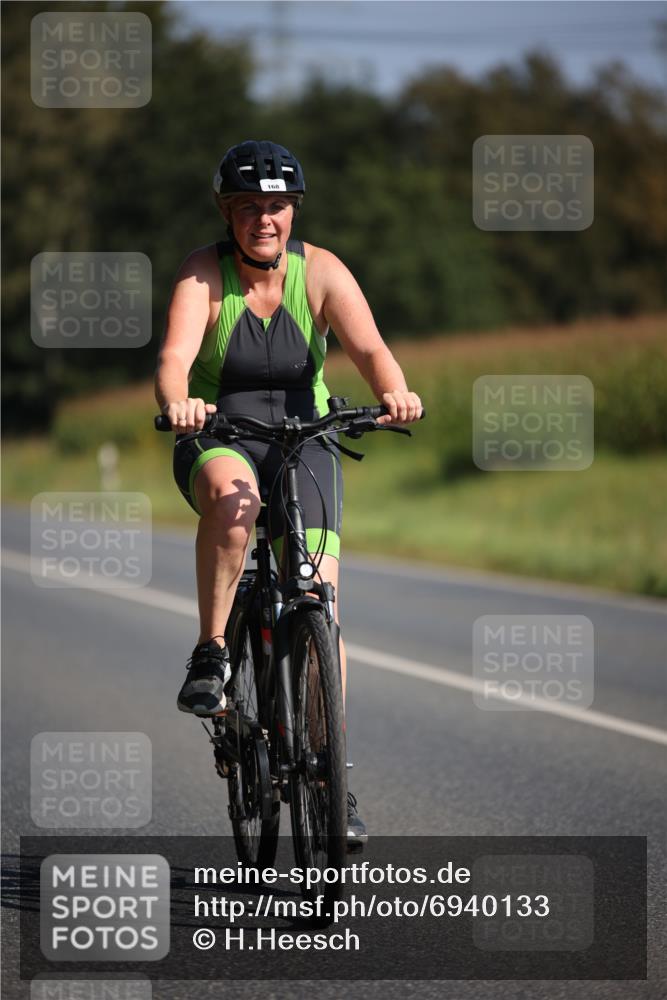 01.09.2024 - 17. Tribühne Triathlon H.Heesch http://msf.ph/oto/6940133 01.09.2024 10:35:07 Radfahren 168, 169 meine-sportfotos.de