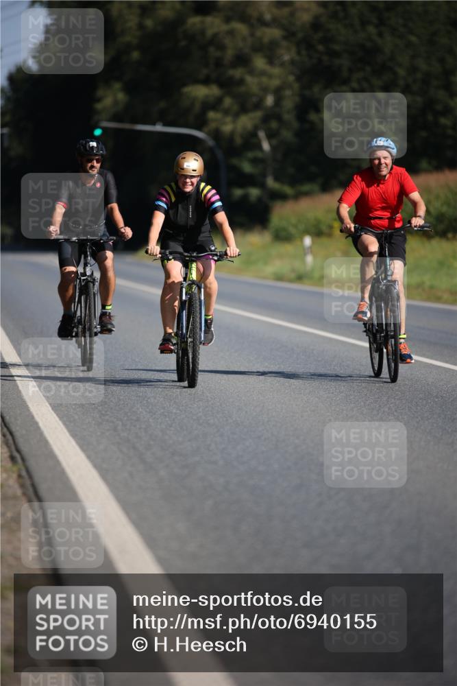 01.09.2024 - 17. Tribühne Triathlon H.Heesch http://msf.ph/oto/6940155 01.09.2024 10:35:21 Radfahren 142, 165, 166 meine-sportfotos.de