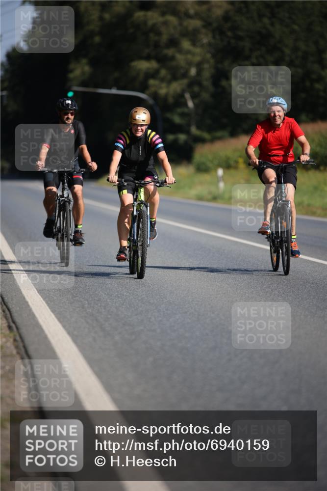 01.09.2024 - 17. Tribühne Triathlon H.Heesch http://msf.ph/oto/6940159 01.09.2024 10:35:21 Radfahren 142, 165, 166 meine-sportfotos.de