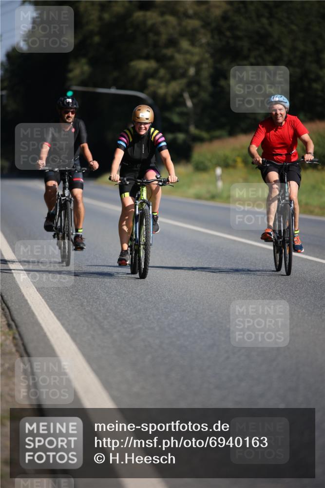 01.09.2024 - 17. Tribühne Triathlon H.Heesch http://msf.ph/oto/6940163 01.09.2024 10:35:21 Radfahren 142, 165, 166 meine-sportfotos.de