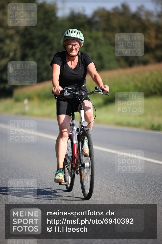 01.09.2024 - 17. Tribühne Triathlon H.Heesch http://msf.ph/oto/6940392 01.09.2024 10:36:23 Radfahren 139, 262 meine-sportfotos.de