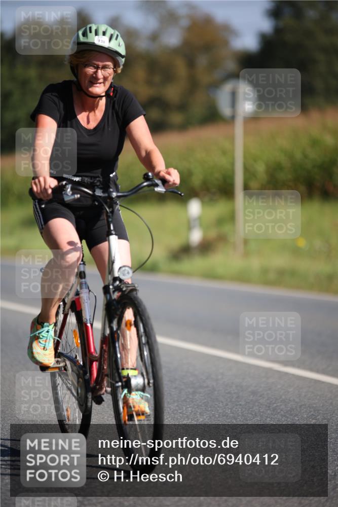 01.09.2024 - 17. Tribühne Triathlon H.Heesch http://msf.ph/oto/6940412 01.09.2024 10:36:23 Radfahren 139, 262 meine-sportfotos.de